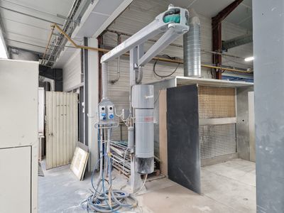une machine qui se trouve au milieu d'une pièce