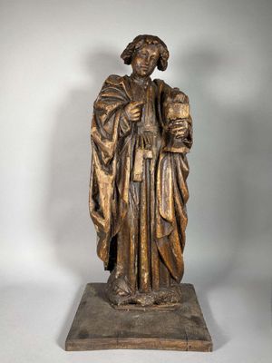 une image représentant la statue d'un homme tenant un livre
