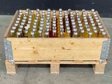une caisse en bois remplie de bouteilles de vin posée sur un sol en béton