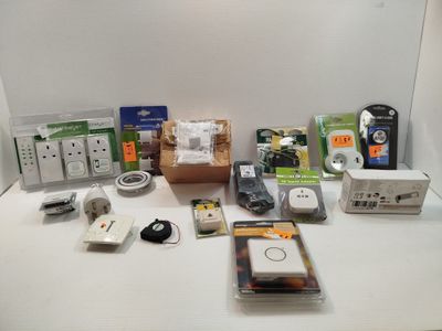 une table sur laquelle sont posés de nombreux appareils électroniques