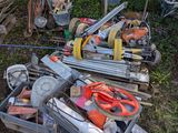 un tas d'outils posé par terre