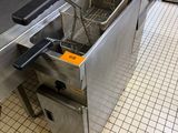 une image d'une friteuse commerciale dans une cuisine commerciale