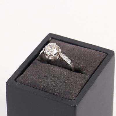 une bague en diamant dans un écrin noir sur fond blanc
