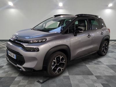 le nouveau suv de citrole est garé dans une salle d'exposition