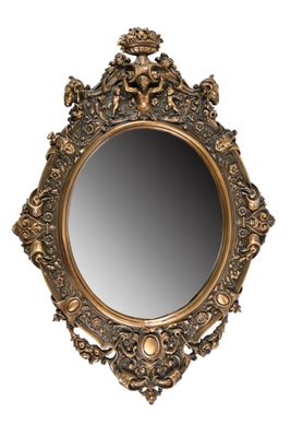 un miroir ouvragé, doté d'un cadre doré et d'un fond blanc