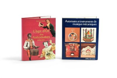 deux livres sur un fond blanc : l'un est un livre et l'autre est un livre contenant des photos de personnes dans