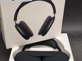une image représentant un casque audio noir posé sur une boîte