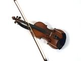 un violon posé sur une surface blanche