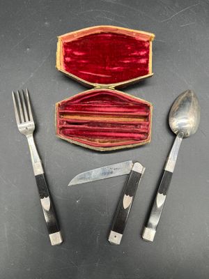 un couteau, une fourchette, une cuillère et un étui posés sur une table