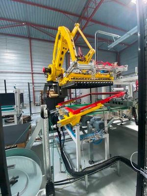 une machine qui fonctionne sur un tapis roulant dans une usine