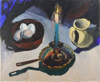 une peinture à l'huile représentant une bougie, un bol et un plat d'œufs posés sur une table