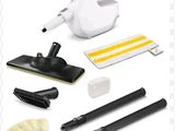 gros plan d'un aspirateur et de produits de nettoyage sur fond blanc