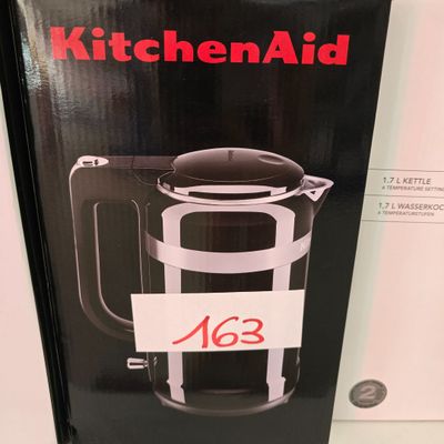 une boîte sur laquelle figure l'image d'une bouilloire KitchenAid