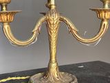 deux bougies posées sur une table sur laquelle se trouve une lampe