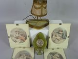 quatre cartes et une horloge posées sur une table