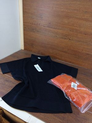 une chemise noire et un sac de saumon posés sur une table