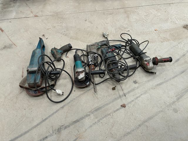 Lot d’outils à main et électroportatif ancien. (Frais en sus 14.2