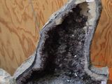 un gros morceau de roche posé sur une table