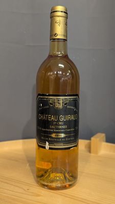 une bouteille de vin posée sur une table