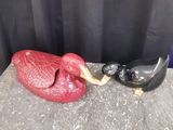 deux oiseaux assis l'un à côté de l'autre sur une table