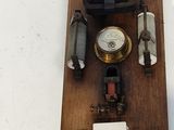 un appareil en bois à fixer au mur, muni d'une horloge