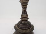 une figurine antique en bronze représentant une femme avec un oiseau sur la tête