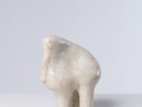 une figurine d'éléphant posée sur une table blanche