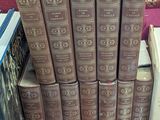 plusieurs livres sont empilés sur une table