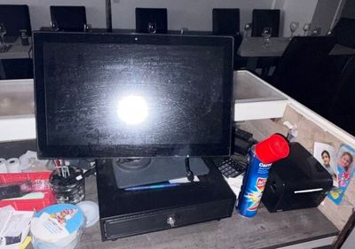 un écran d'ordinateur posé sur un bureau à côté d'une imprimante