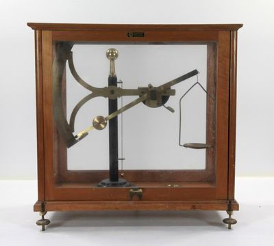une vieille horloge avec un pendule et un pendule dessus