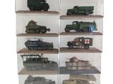 de nombreux véhicules militaires miniatures exposés dans une vitrine