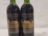 deux bouteilles de vin posées sur une table, à côté d'une étiquette de prix
