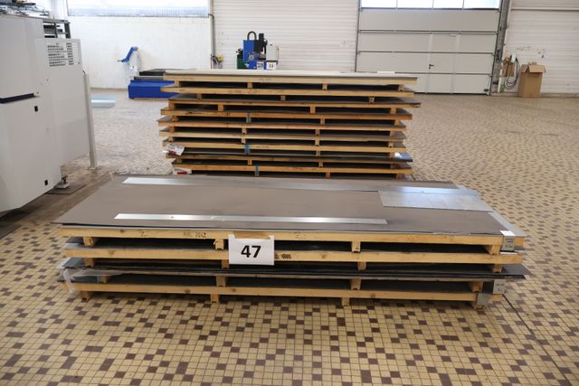 Stock de tôles métalliques laquées et Galva. 150 X 300 cm et quel...