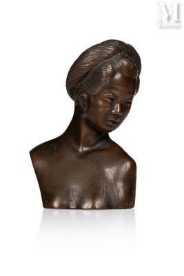 buste en bronze représentant une femme aux cheveux courts sur fond blanc