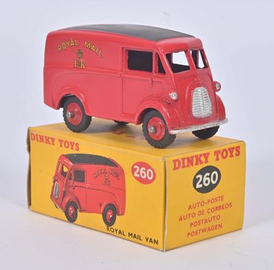 un petit camion rouge posé sur une boîte