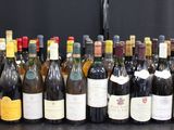 beaucoup de bouteilles de vin sur la table