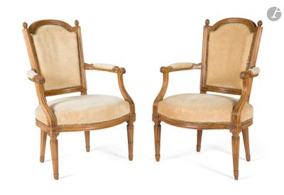 paire de fauteuils de style Louis XVI à accoudoirs rembourrés