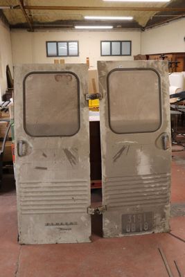 deux portes ouvertes dans une pièce