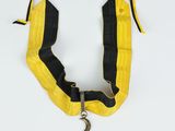 une image représentant un collier jaune et noir orné d'un soleil et d'une lune