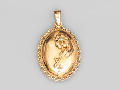 un pendentif en or représentant une femme tenant une fleur