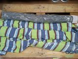 un tas de vêtements posé sur une palette, à côté d'une paire de ciseaux