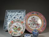 trois assiettes chinoises et un bol orné d'un oiseau