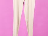 un pantalon blanc accroché à un mur rose