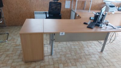 un bureau sur lequel se trouve un ordinateur, dans une pièce