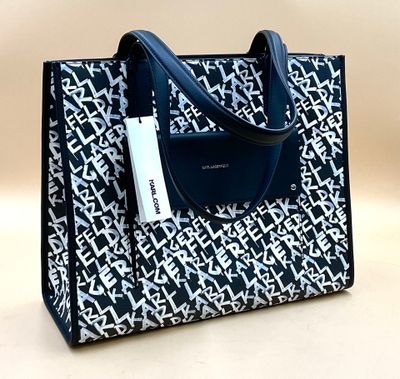 un sac fourre-tout noir et blanc muni d'une étiquette