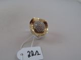 une photo d'une bague en or et diamants avec une étiquette de prix