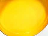 un bol de jus d'orange posé sur une table