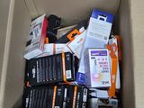 une boîte en carton remplie d'objets divers, posée par terre