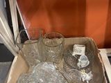 une boîte contenant tout un tas d'objets en verre