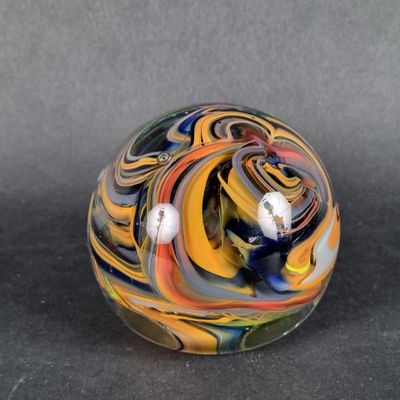 une boule de verre posée sur une table